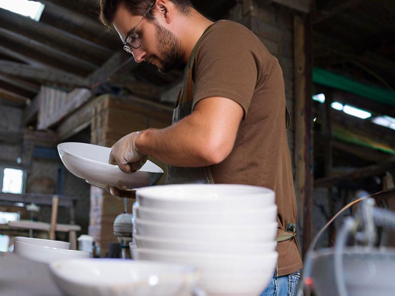 Kontrola jakości ceramicznych zestawów obiadowych, talerzy i misek przed wysyłką