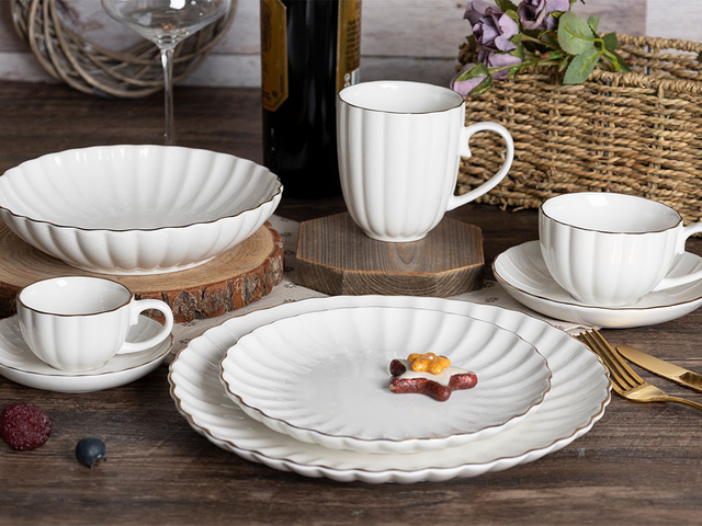 Elegancki zestaw obiadowy z białej porcelany w kształcie muszelki