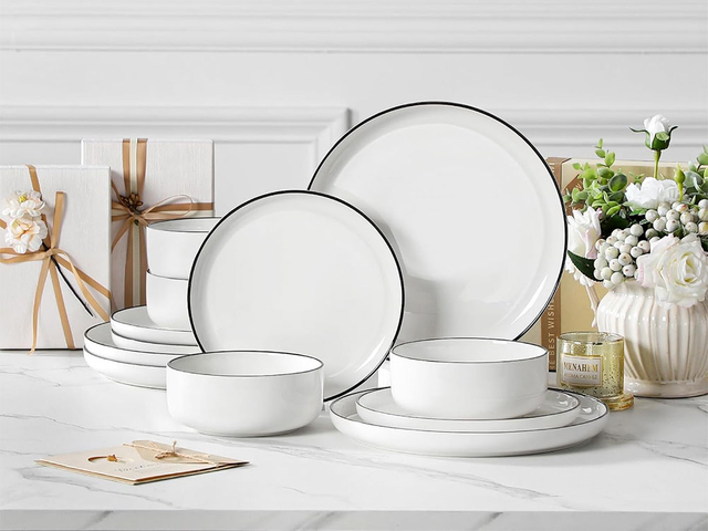 Minimalistyczny zestaw obiadowy z białej porcelany w czarnej oprawie