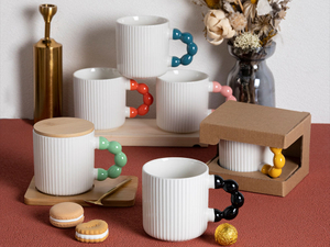 Ceramiczny kubek do kawy z unikalnym uchwytem ozdobionym koralikami