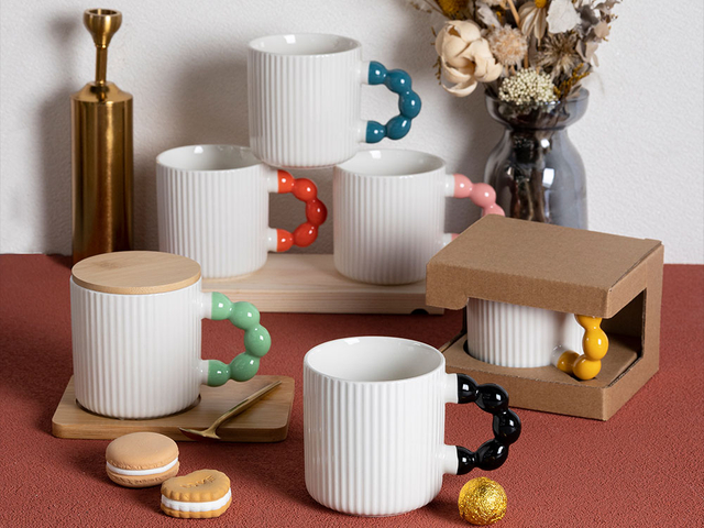 Ceramiczny kubek do kawy z unikalnym uchwytem ozdobionym koralikami