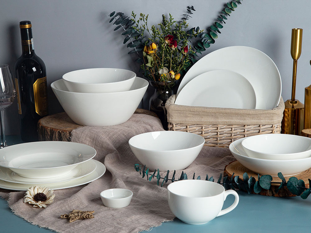 Białe podstawowe zestawy obiadowe New Bone China