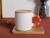 Ceramiczny kubek do kawy z unikalnym uchwytem ozdobionym koralikami