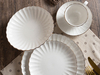 Elegancki zestaw obiadowy z białej porcelany w kształcie muszelki