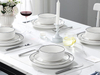 Minimalistyczny zestaw obiadowy z białej porcelany w czarnej oprawie