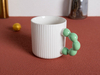 Ceramiczny kubek do kawy z unikalnym uchwytem ozdobionym koralikami