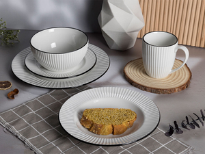 Porcelanowy zestaw obiadowy z czarnym brzegiem