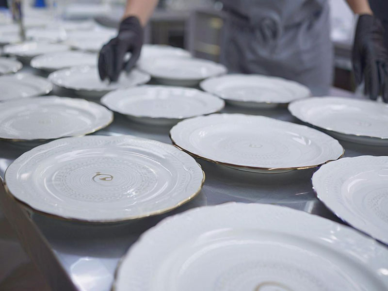 Techniki produkcji ceramicznych zastaw stołowych, proces glazurowania i wypalania talerzy hurtowych