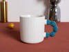 Ceramiczny kubek do kawy z unikalnym uchwytem ozdobionym koralikami