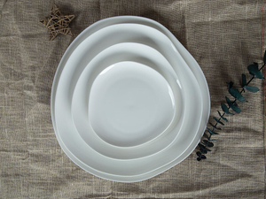 Modernistyczne zestawy obiadowe z białej porcelany